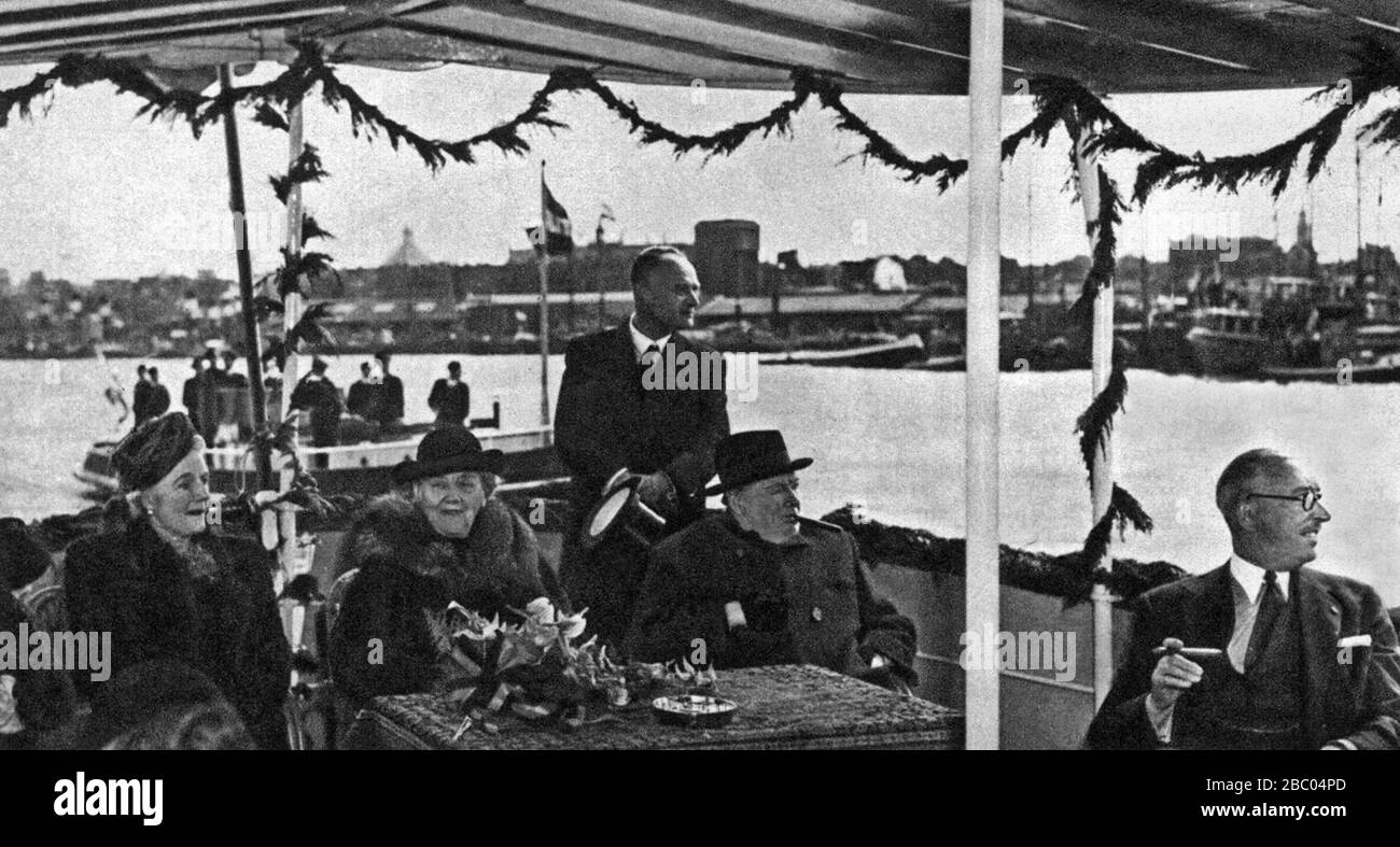 Winston Churchill con su esposa y la reina Wilhelmina de los países Bajos a bordo de una barcaza en un canal en Amsterdam. 10 de mayo de 1946 Foto de stock