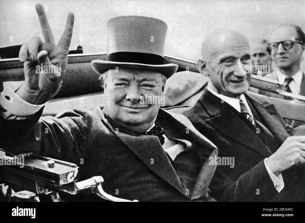 Winston Churchill visitando Metz, Francia con el ministro francés de Finanzas, Robert Schuman. Día de la Bastilla. 14 de junio de 1946. Foto de stock
