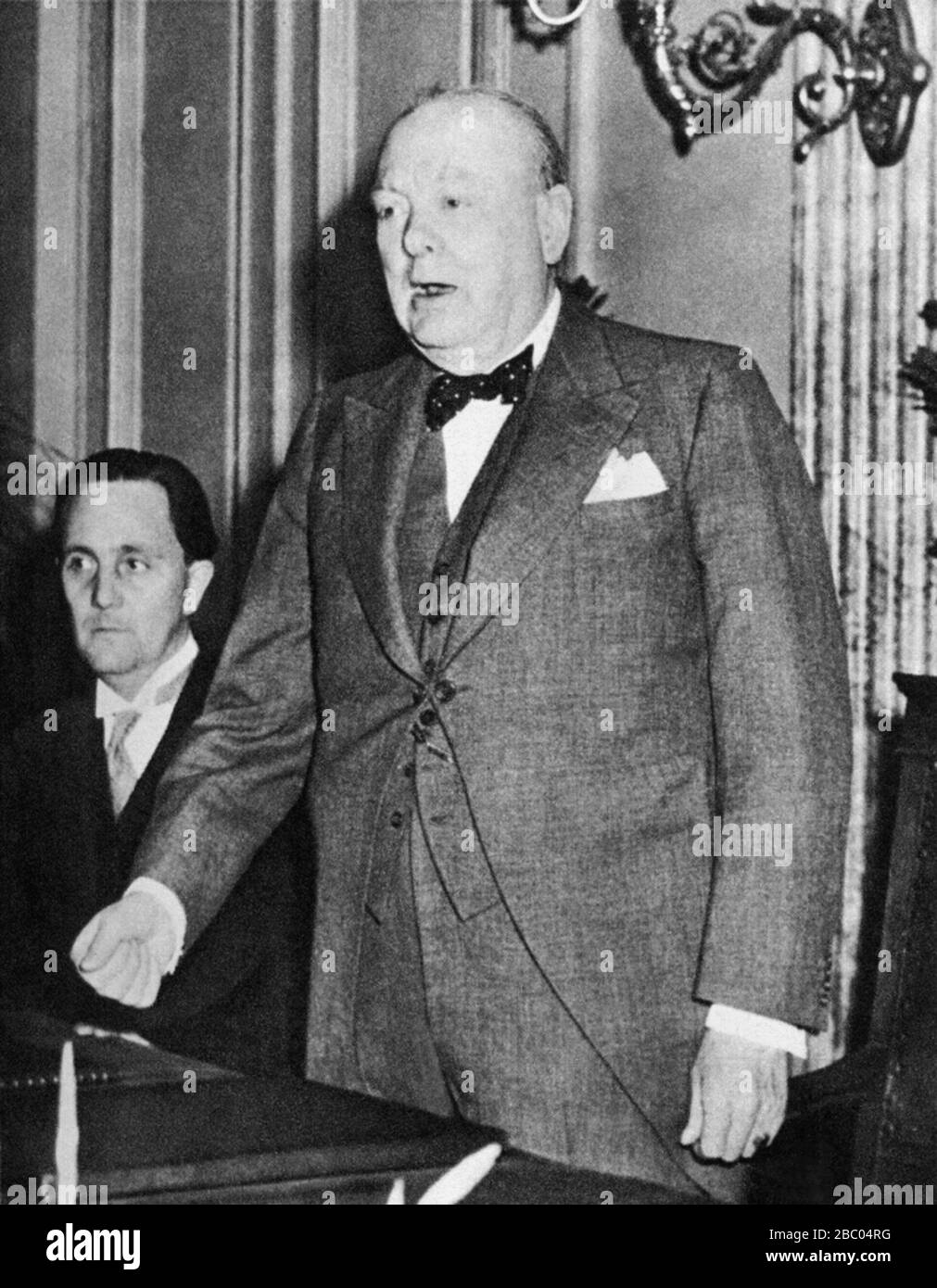 Winston Churchill pronunciando un discurso sobre la recepción de la Libertad de la Ciudad de Luxemburgo. 15 de julio de 1946. Foto de stock