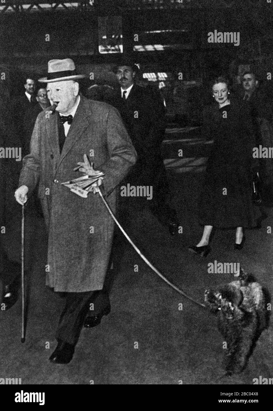 Winston Churchill con su hija Diana y su perro, Rufus, en camino a la Conferencia del Partido Conservador. 8 de octubre de 1948. Foto de stock