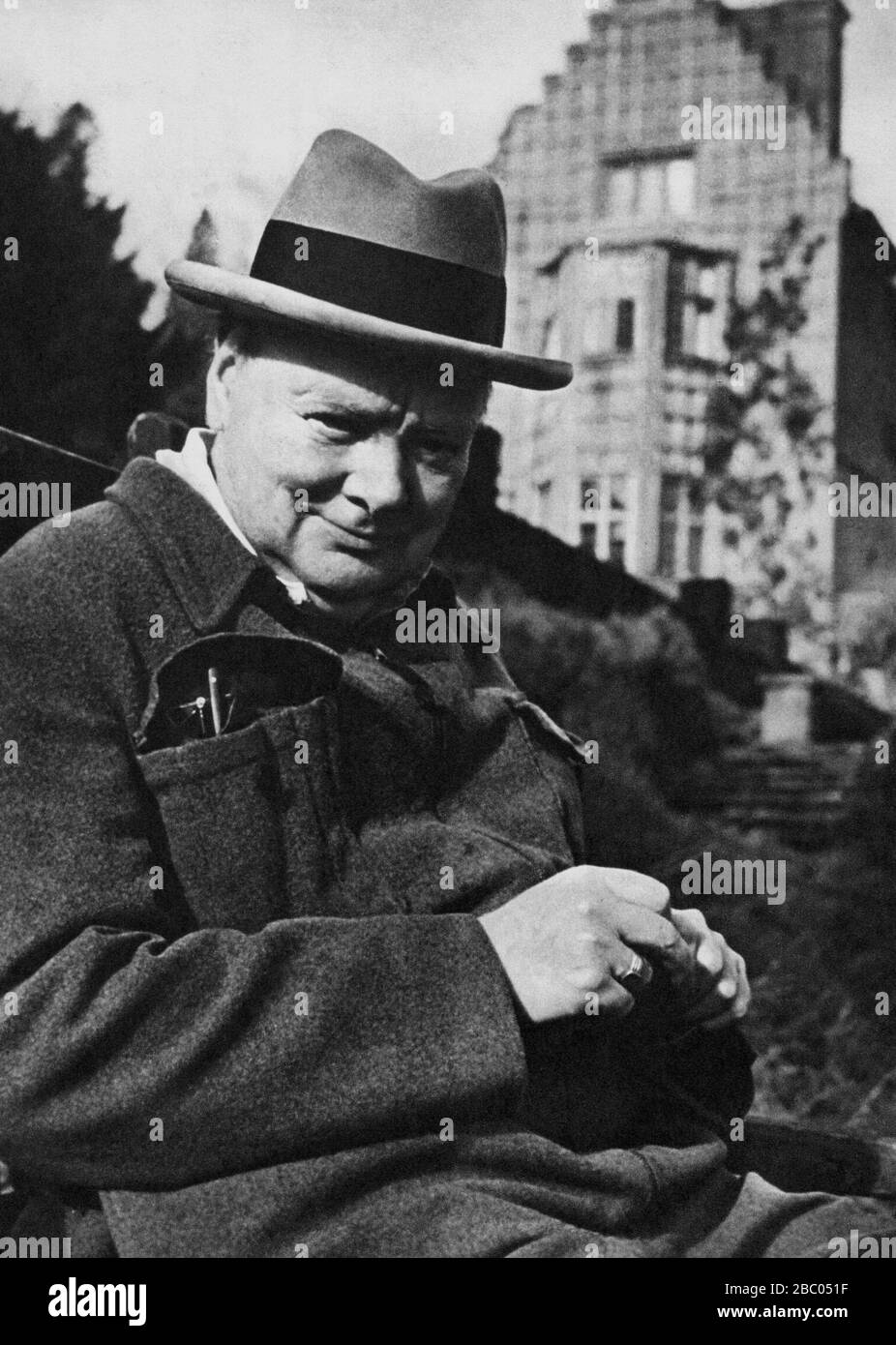 Winston Churchill en su jardín en Chartwell. 1950 Foto de stock