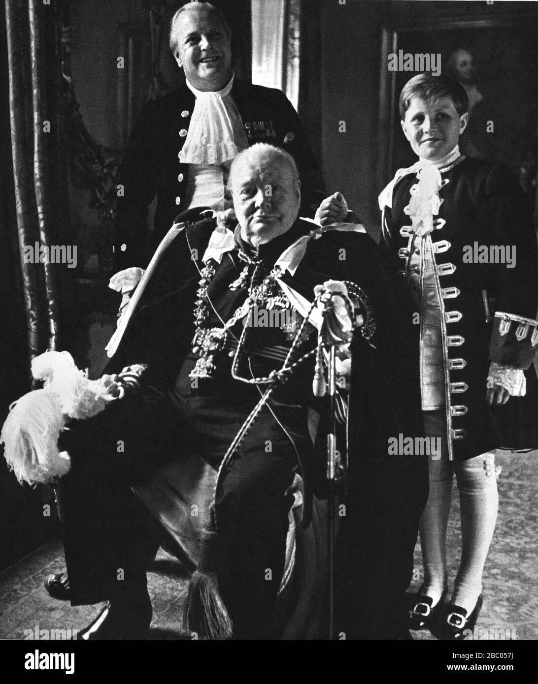 Winston Churchill en Downing Street después de la coronación de la reina Isabel II. Con él su hijo, Randolph y su nieto Winston. 2 de junio de 1953 Foto de stock