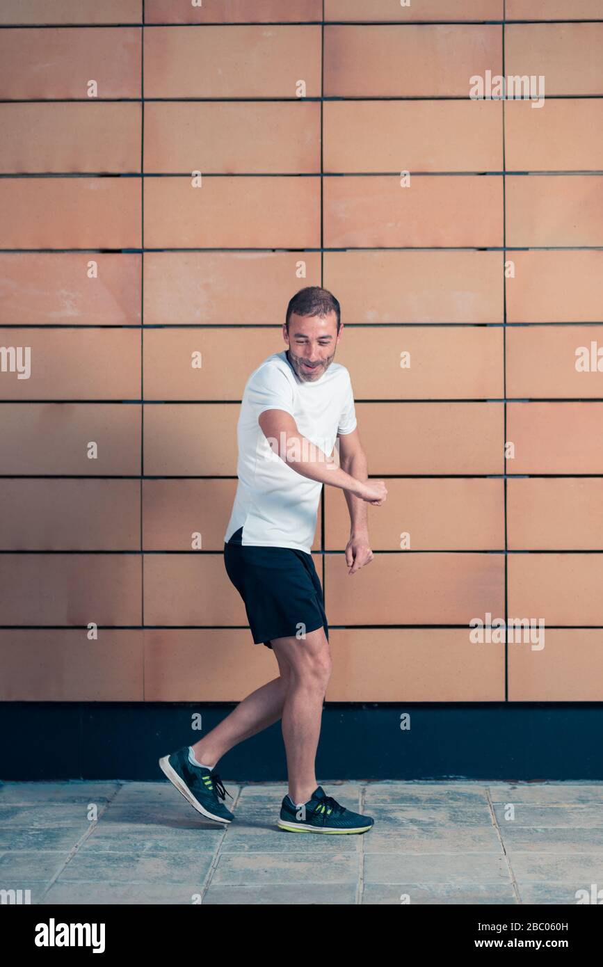 haciendo ejercicio en pantalones negros fotografías e imágenes de alta resolución - Alamy