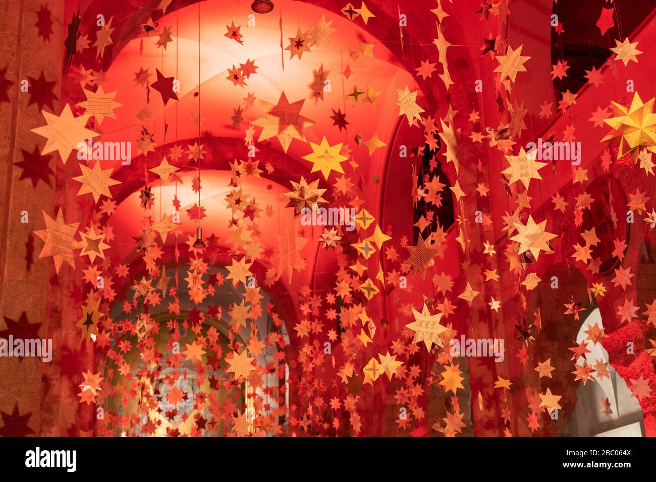 Grandes momentos en el Nikolauskirche en Bad Reichenhall con una iluminación maravillosa (Adviento y Navidad 2019) [traducción automática] Foto de stock