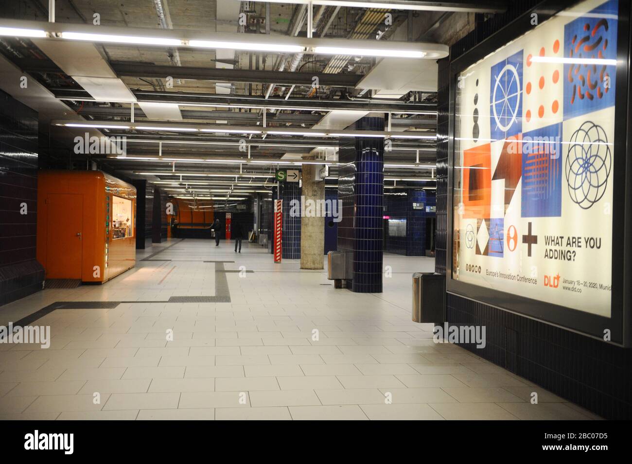 Efectos del virus de la corona: Los túneles y pasillos del metro de Munich están casi vacíos. [traducción automática] Foto de stock