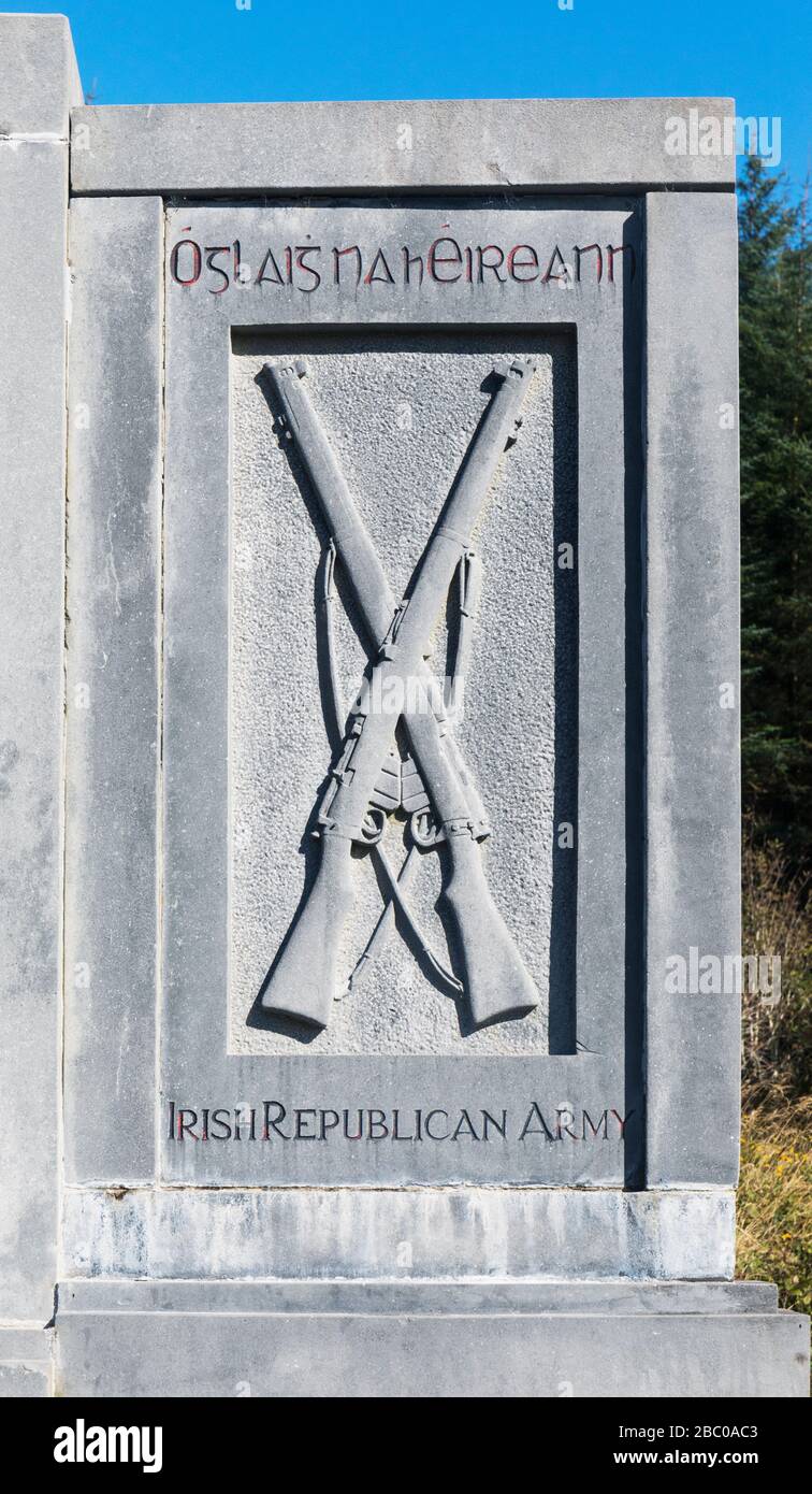 Cruzó rifles insignia del Ejército Republicano Irlandés en el monumento conmemorativo en el sitio del Kilmichael Ambush, condado de Cork, Irlanda, donde, durante el Iri Foto de stock