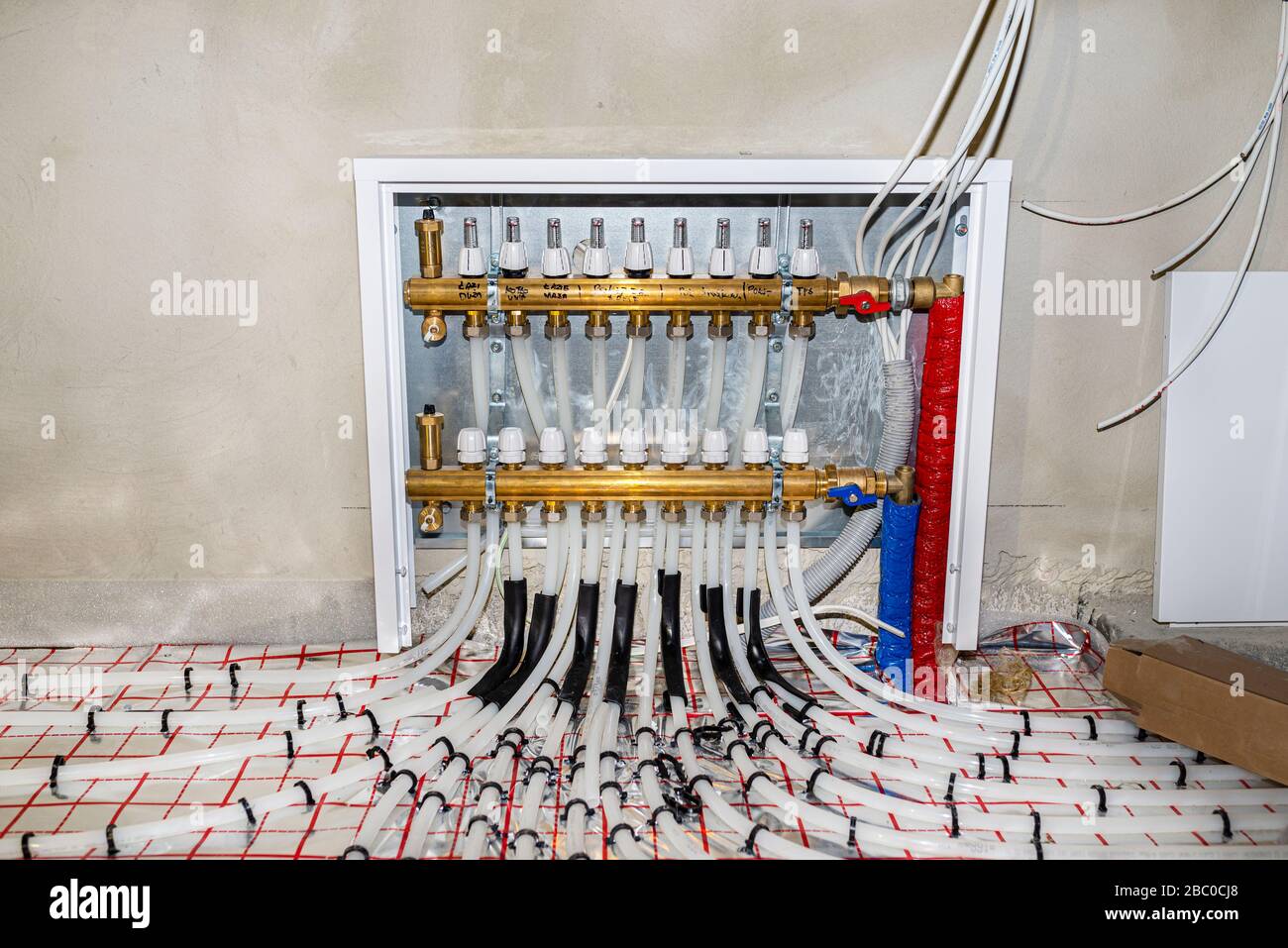 Nuevo colector del sistema de calefacción por suelo radiante, tubos de  plástico y válvulas visibles, que sirven a nueve circuitos Fotografía de  stock - Alamy