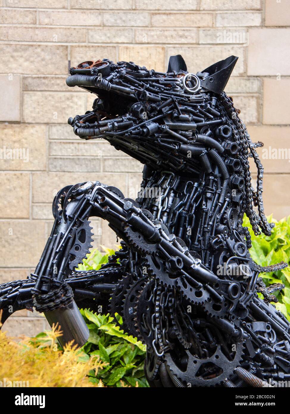 Gran vida de frutos secos hechos a mano y pernos reciclado metal caballo escultura Foto de stock