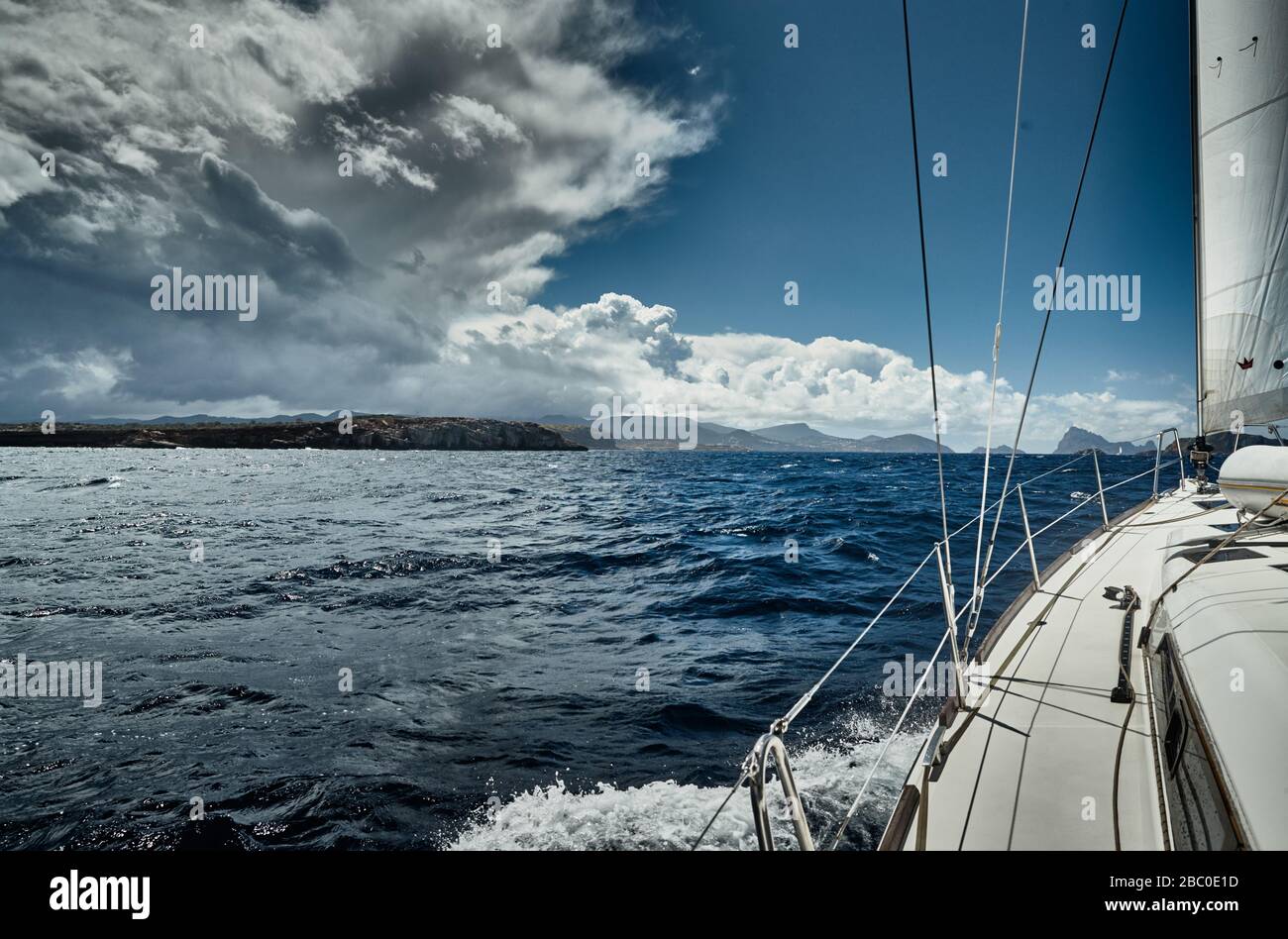 La vista del mar y las montañas desde el velero, borde de una tabla del  barco, eslingas y cuerdas, salpicaduras desde debajo del barco, tiempo  soleado Fotografía de stock - Alamy