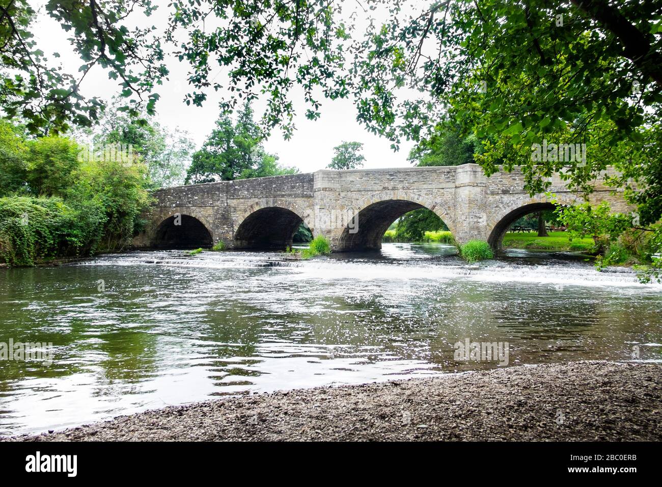 Puente romano sobre la A4113 sobre el río Tene en el pueblo de Leintwardine (Bravonium en la época romana), en la frontera de Herefordshire / Shropshire. Foto de stock
