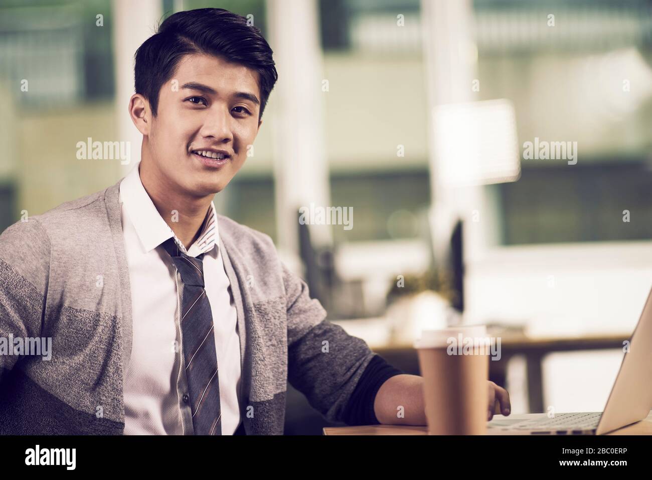 joven empresario asiático hombre de negocios que trabaja en la oficina Foto de stock