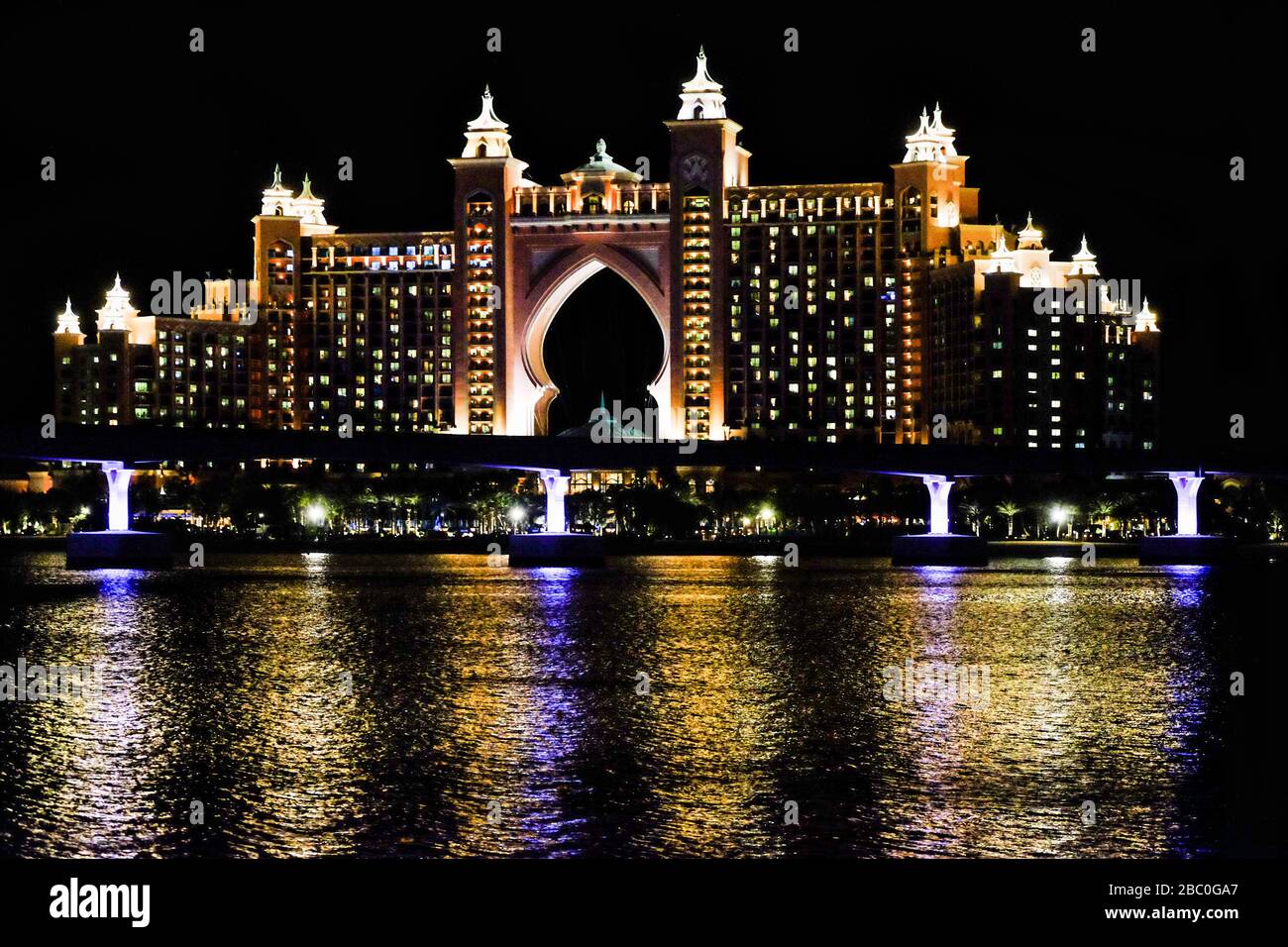 Foto nocturna del Palm Atlantis Resort, un complejo hotelero de lujo en Palm Jumeirah, Dubai, Emiratos Árabes Unidos. Foto de stock