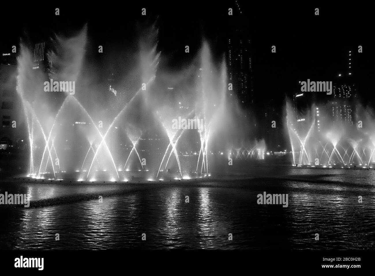 El sistema de fuentes coreografiadas más grande del mundo en Dubai, Emiratos Árabes Unidos. Foto de stock
