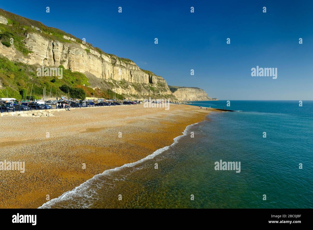 Vista de la playa y East Cliff en Hastings, East Sussex, Reino Unido Foto de stock