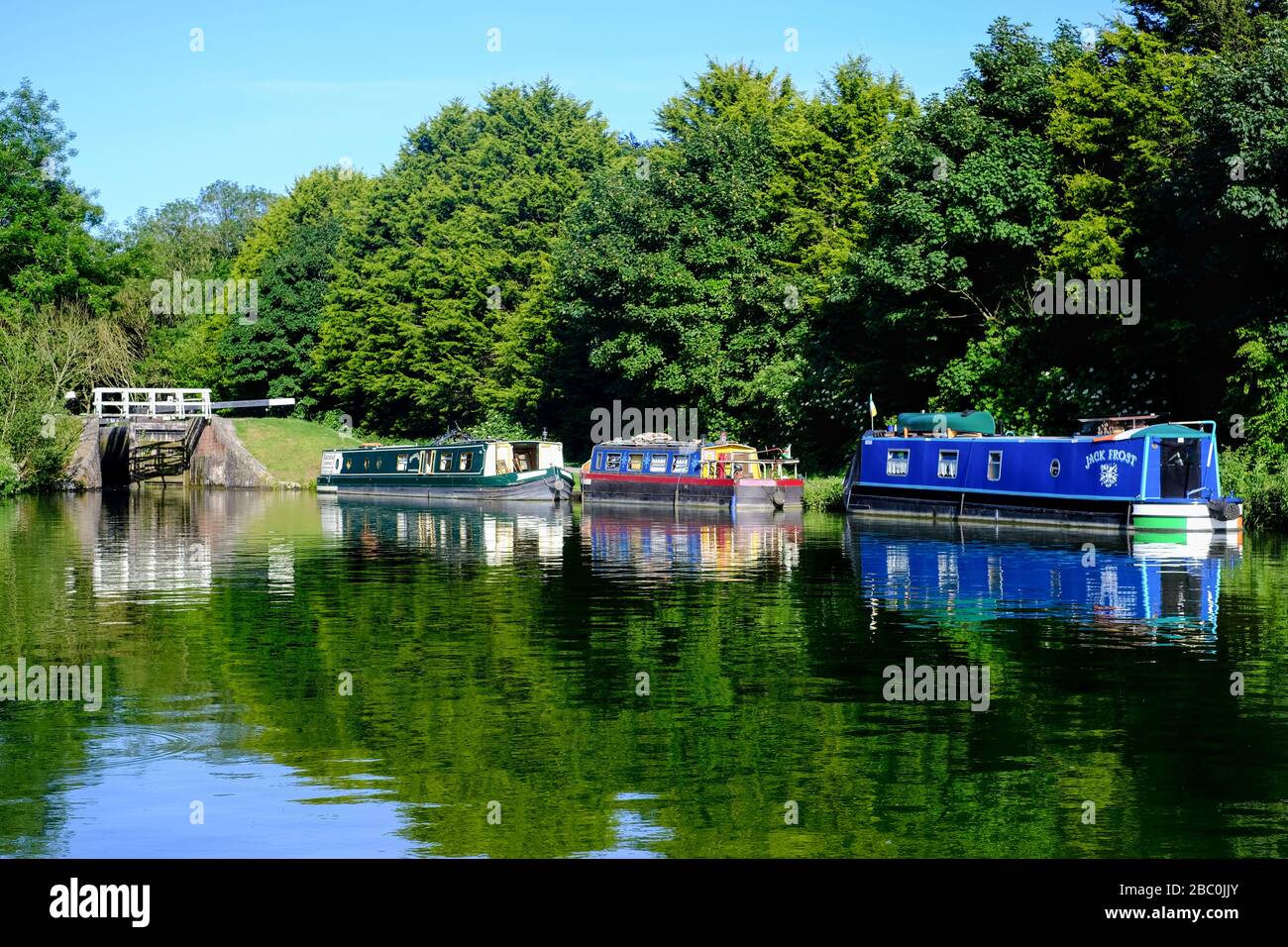 Barcos estrechos esperando en una cerradura en el Kennet y Avon Canal cerca de Devizes, Wiltshire, Reino Unido Foto de stock