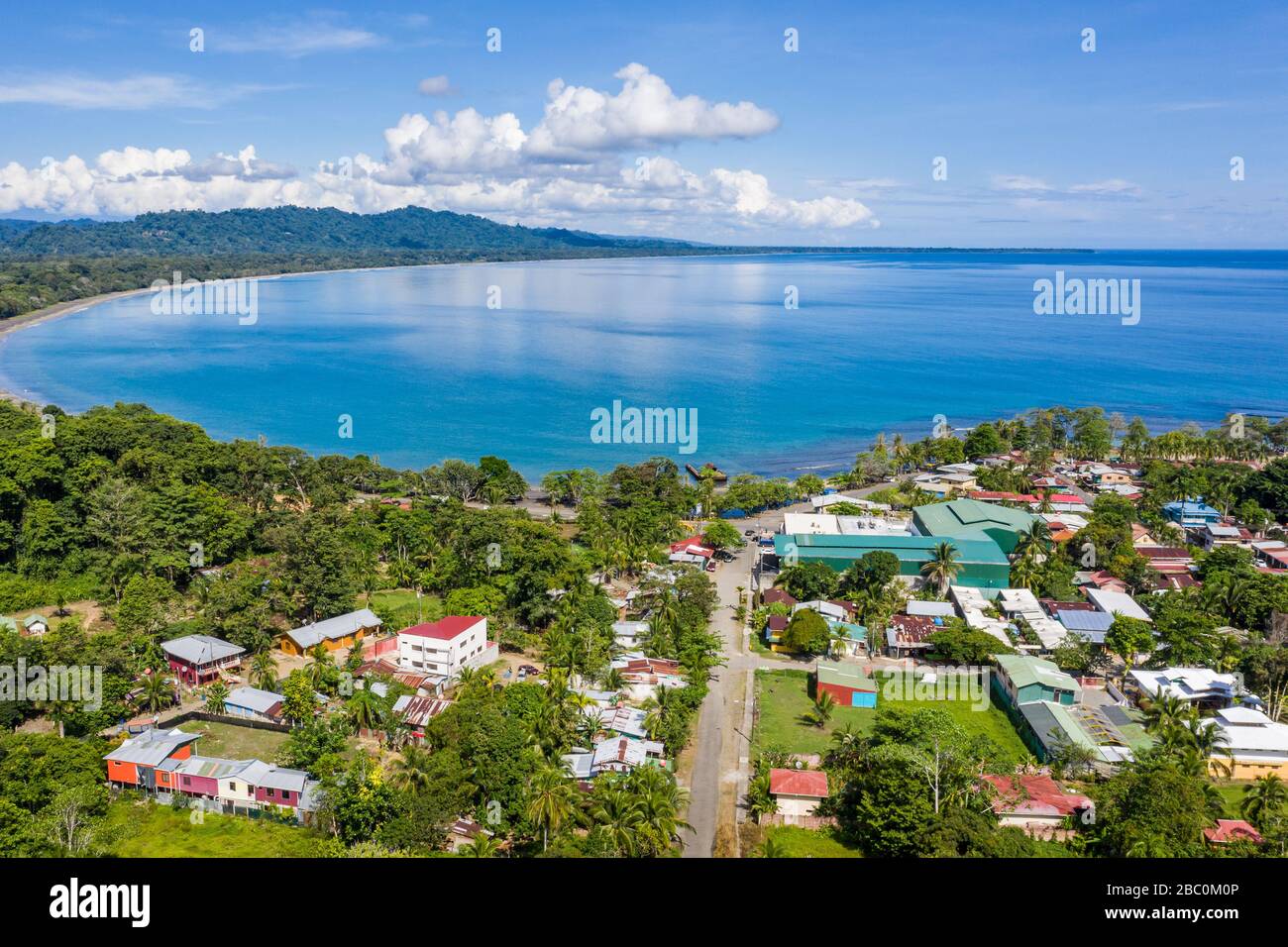 Vista aérea frente a Playa Negra y la ciudad costera caribeña sur de Puerto Viejo de Talamanca en la provincia de Limón, Costa Rica. Foto de stock