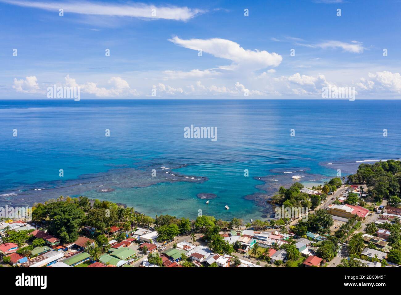 Vista aérea frente a Playa Negra y la ciudad costera caribeña sur de Puerto Viejo de Talamanca en la provincia de Limón, Costa Rica. Foto de stock