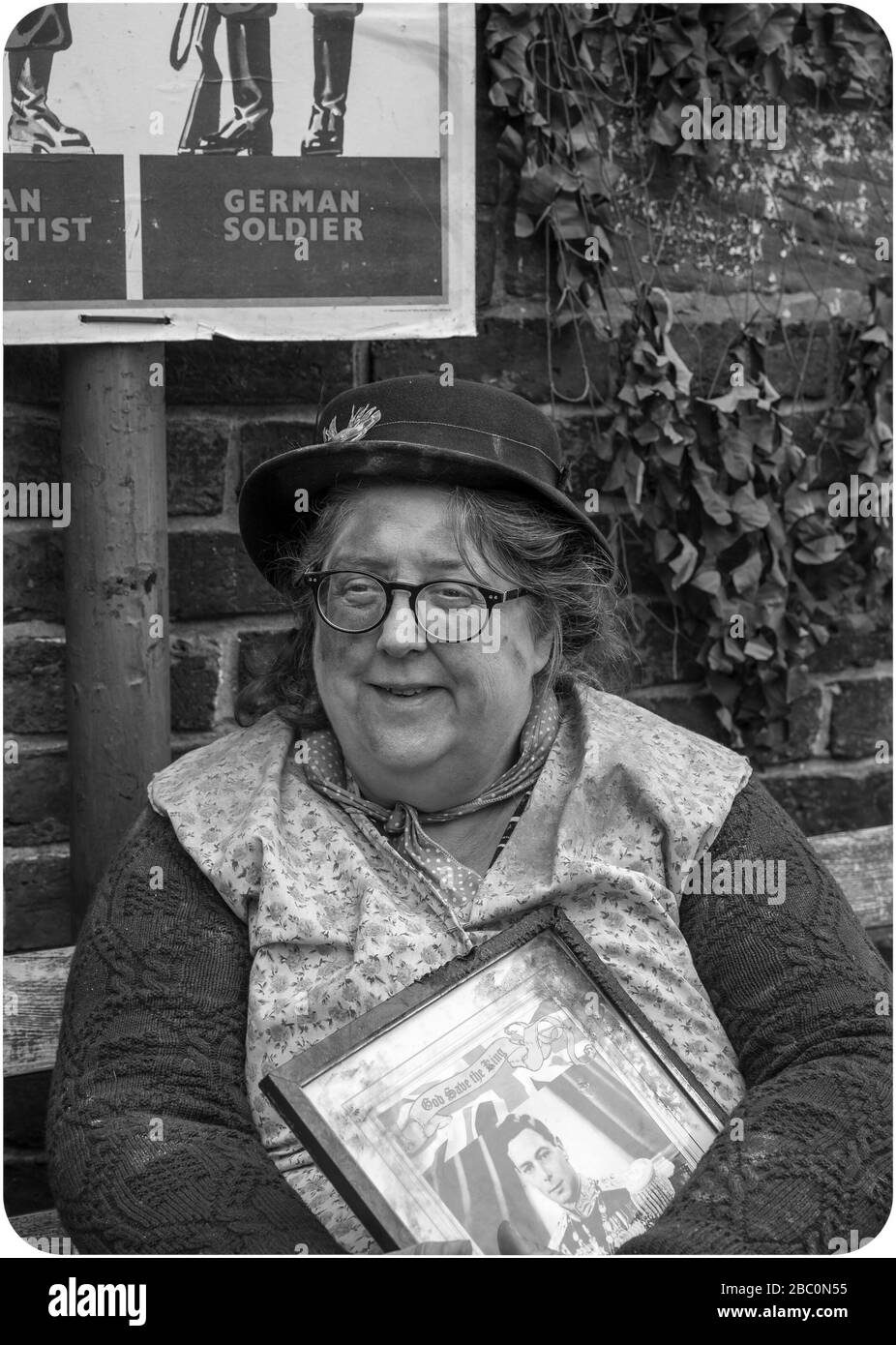 Blanco y negro, retrato frontal, mujer patriótica de 1940 años con sombrero, exterior aislado, evento de verano en época de guerra del Museo Black Country Living en Reino Unido Foto de stock