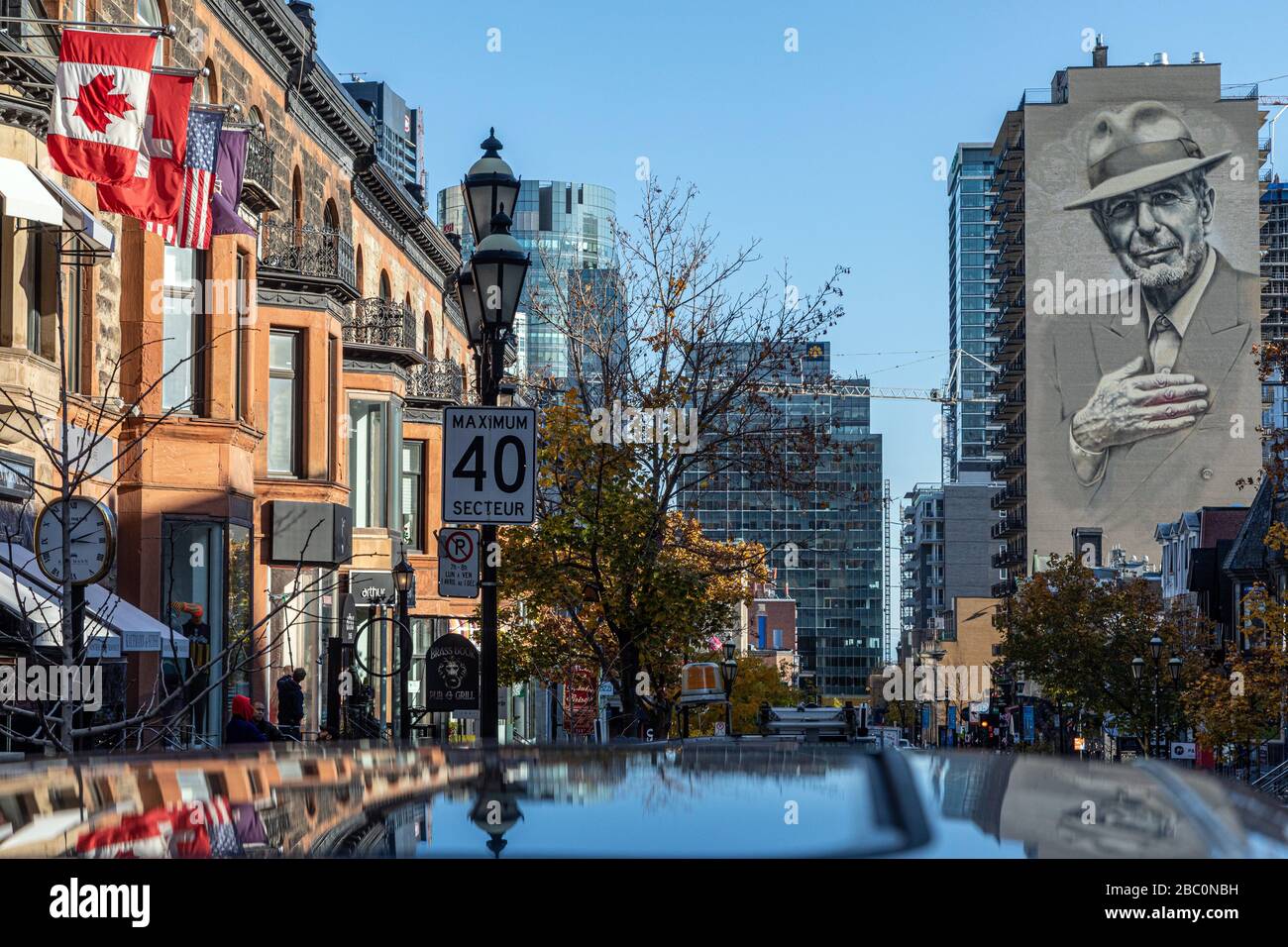 BANDERA CANADIENSE Y MURAL DE LEONARD COHEN EN UN EDIFICIO, RUE CRESCENT, MONTREAL, QUEBEC