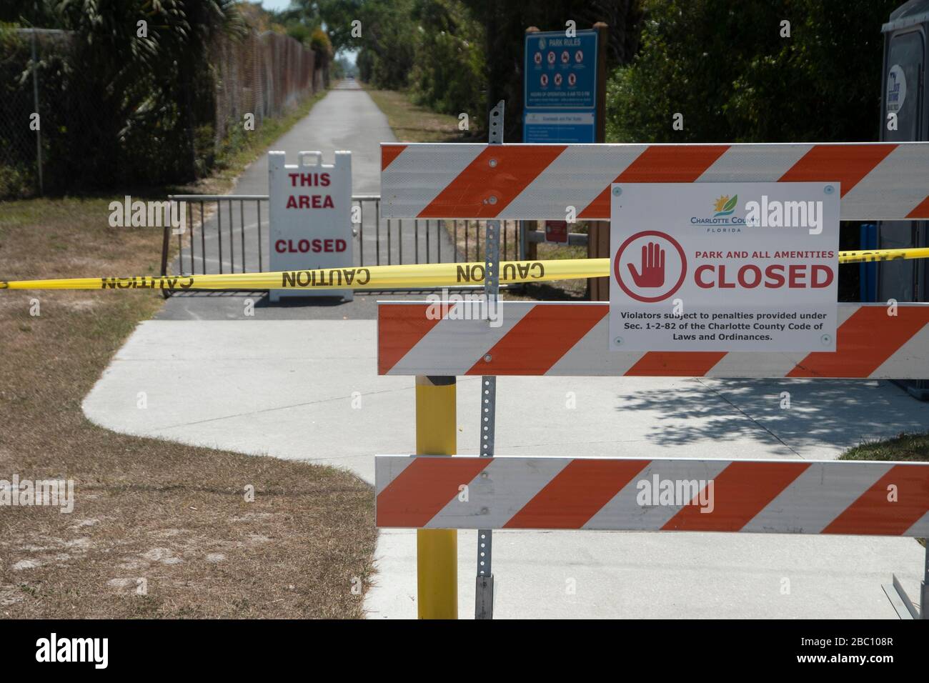 Un cartel de parque cerrado indica que el muelle de pesca de Placida está cerrado a todos en Placida, Florida, EE.UU. El gobernador de Florida, Ron Desantis, anunció el 4/1/20 Foto de stock