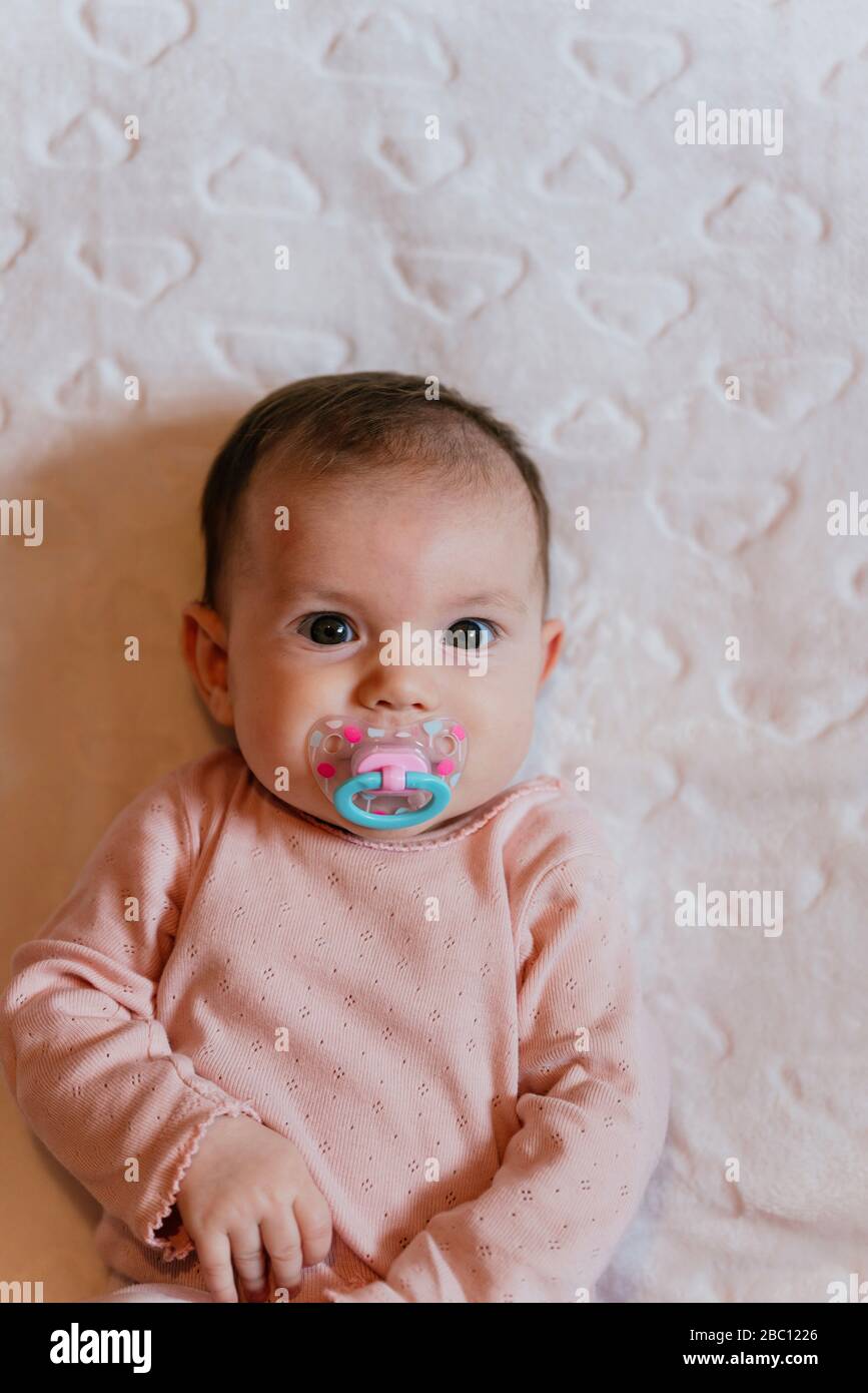 Retrato de una niña chupando un chupete fotografías e imágenes de alta  resolución - Alamy
