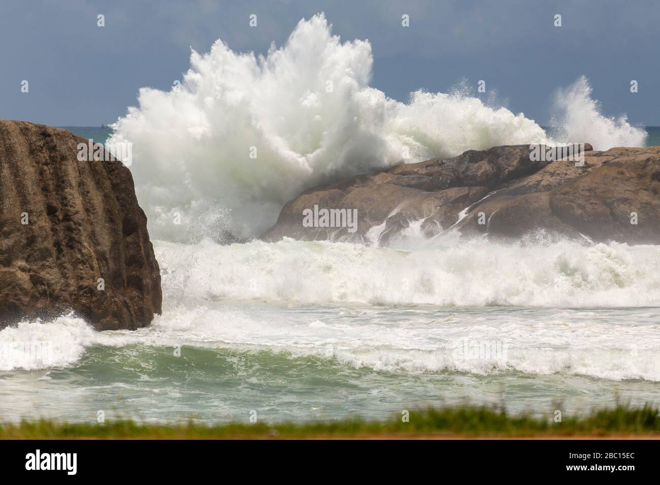 Olas rompiendo en el Point de Galle, Galle, Sri Lanka Foto de stock