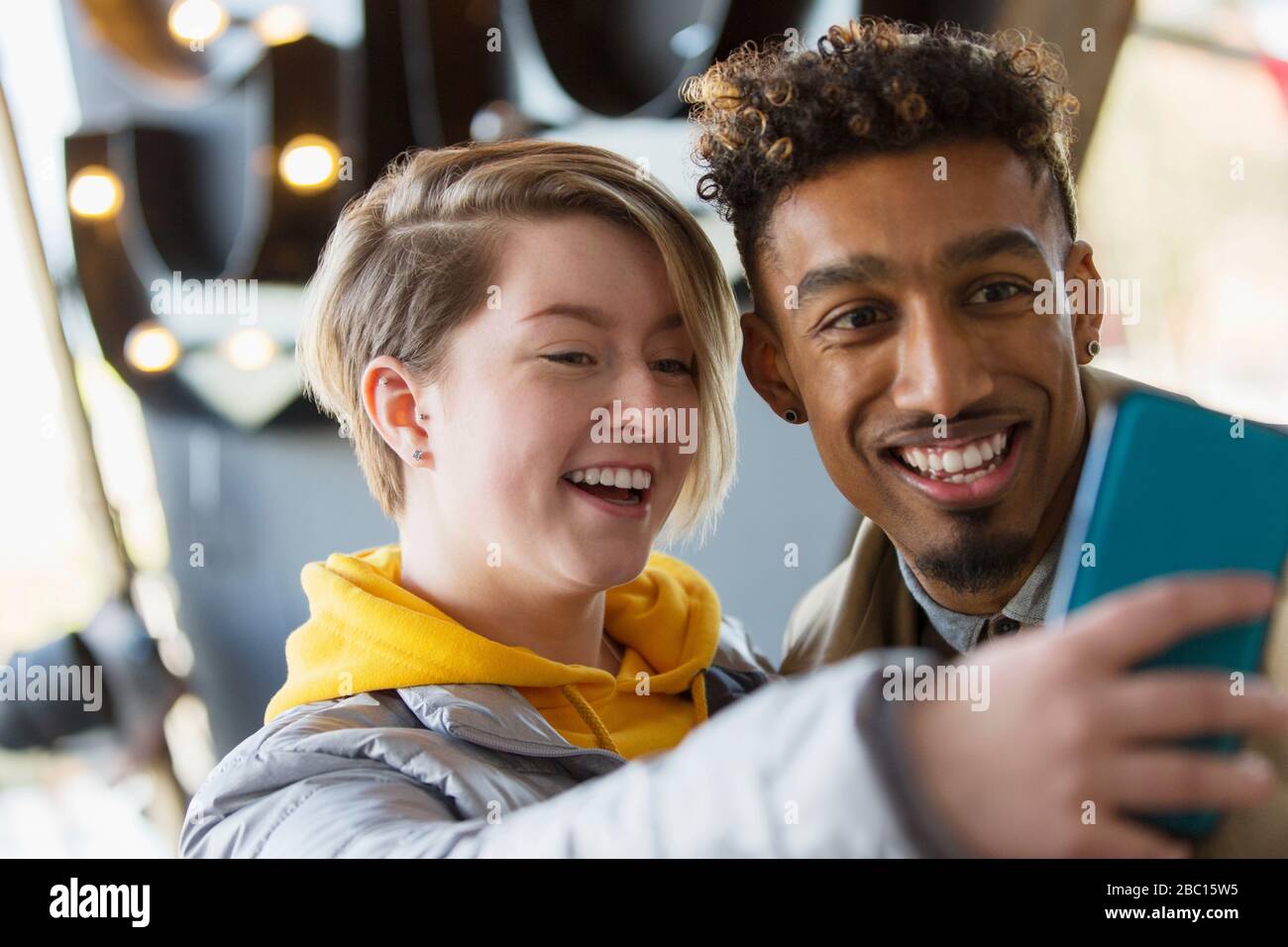 Pareja joven sonriente tomando selfie con cámara teléfono Foto de stock