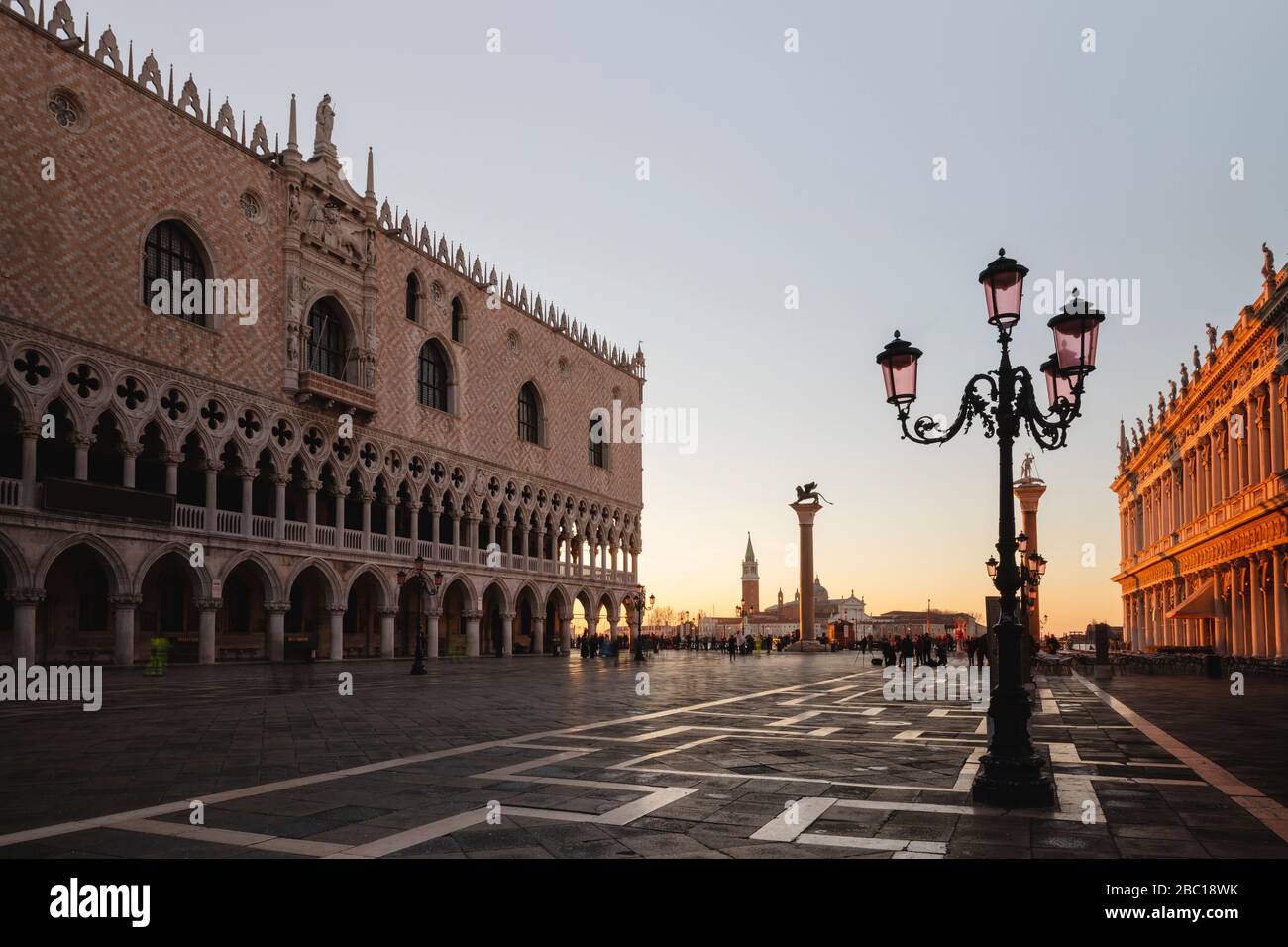 Italia, Venecia, Piazza San Marco y el Palacio de los Doges al amanecer Foto de stock