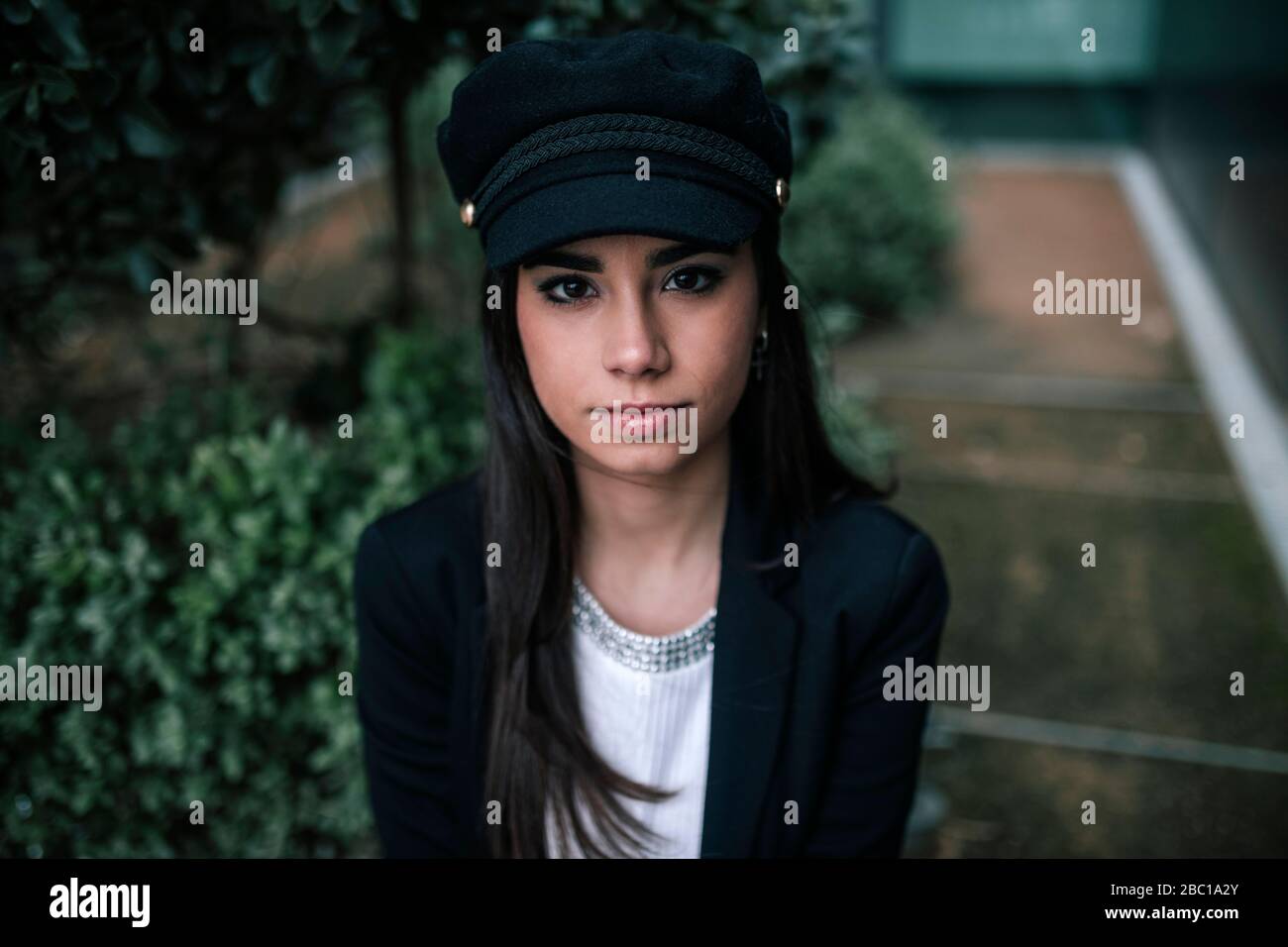 Retrato de una joven con casquillo negro Foto de stock