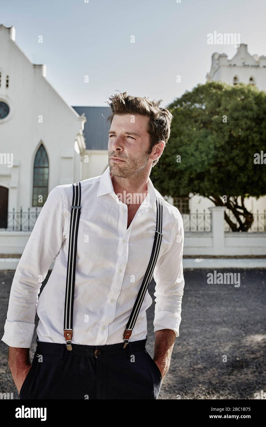 Retrato del hombre con ropa antigua en una iglesia del campo Fotografía de  stock - Alamy