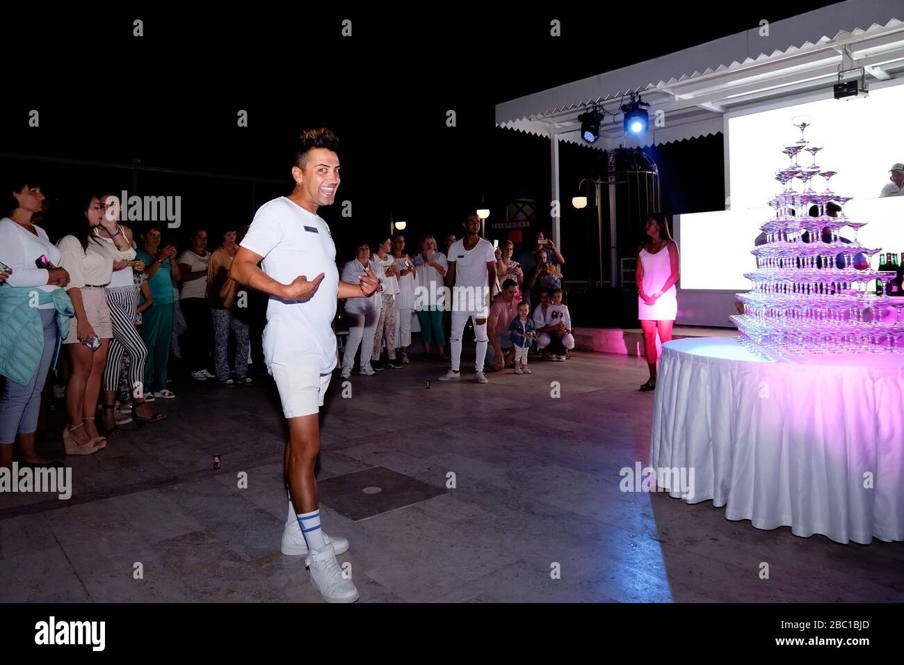 Tekirova, Turquía - 20 de octubre de 2019: Una torre de vasos vacíos de martini con cereza está sobre la mesa. Fiesta blanca en el hotel Club Phaselis Rose en Kem Foto de stock