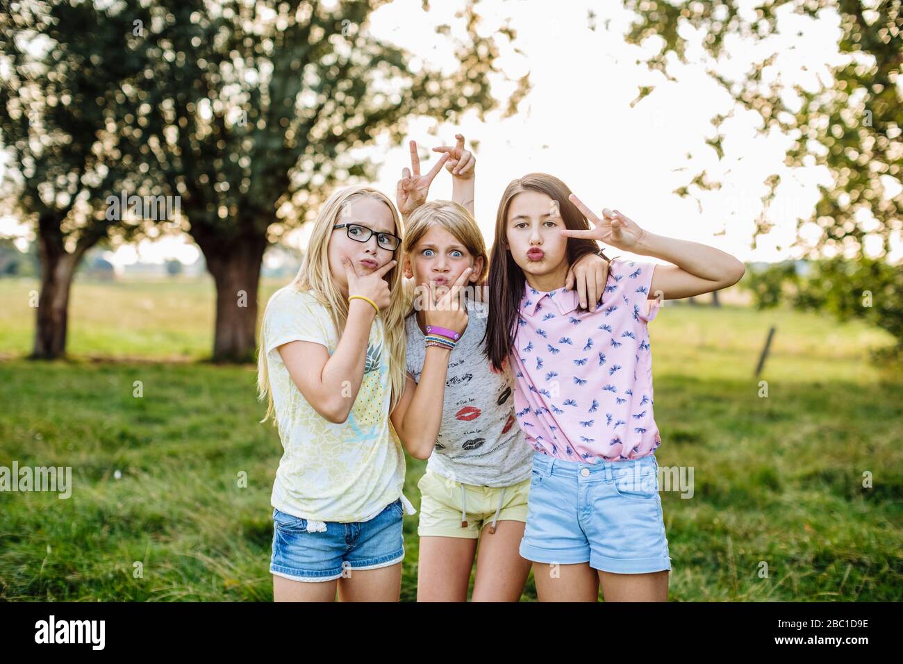 Chicas divertidas fotografías e imágenes de alta resolución - Alamy