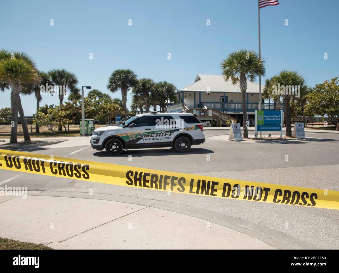 Un vehículo del sheriff del condado de Charlotte patrulla el área cerrada de Englewood Beach en Englewood, Florida, Estados Unidos. Todas las playas públicas han sido cerradas al público Foto de stock