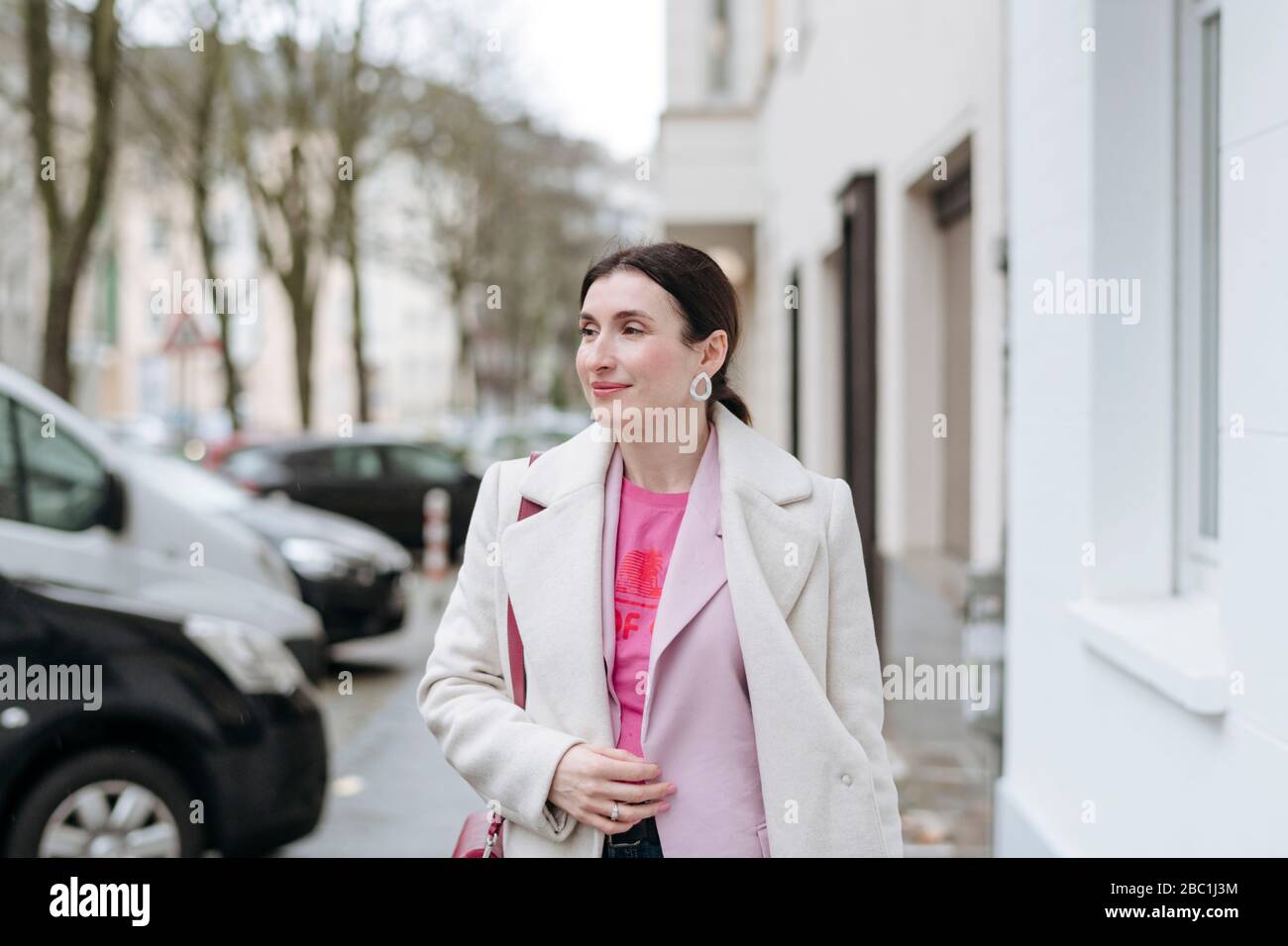 Retrato de una mujer con estilo en un abrigo blanco Foto de stock