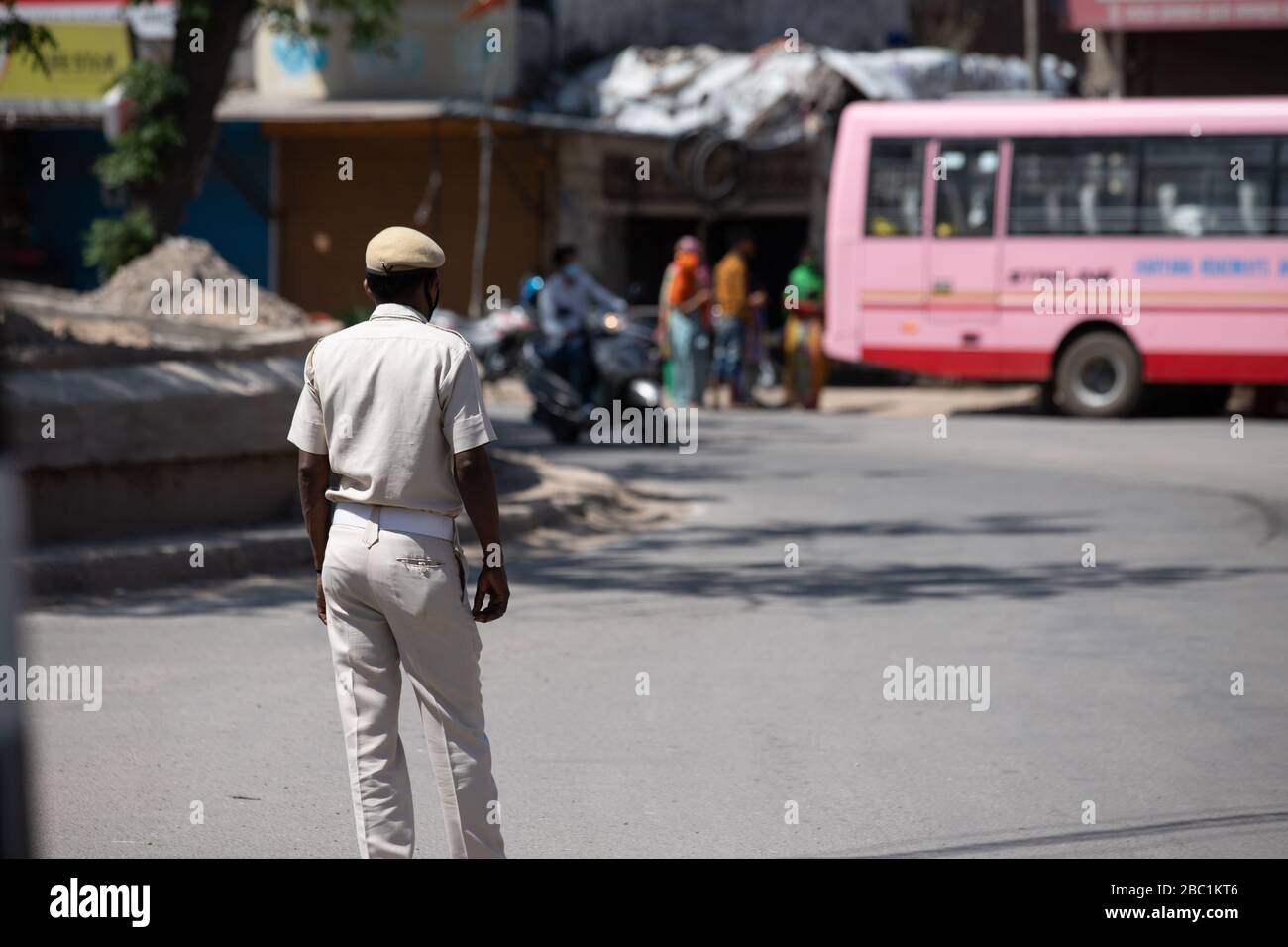 2 de abril de 2020, Ambala Haryana, INDIA , Policía controlando el toque de queda o bloqueo por bloqueo de la carretera a través de barricada. Para evitar la recolección social y M Foto de stock