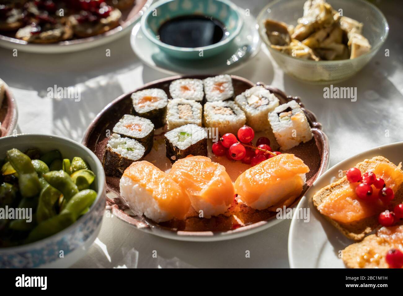 España, plato de sushi listo para comer en una mesa de comedor Foto de stock