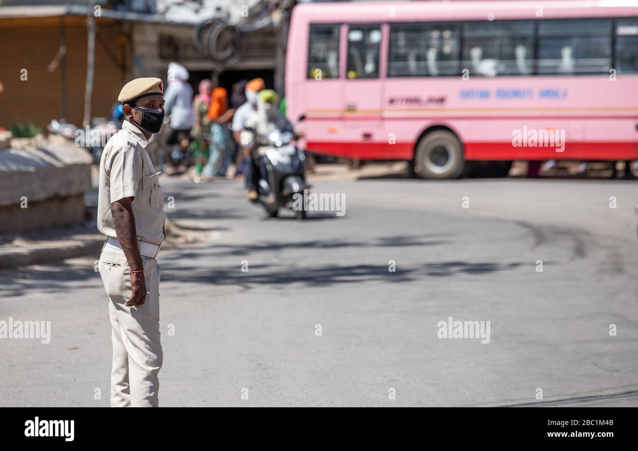 2 de abril de 2020, Ambala Haryana, INDIA , Policía controlando el toque de queda o bloqueo por bloqueo de la carretera a través de barricada. Para evitar la recolección social y M Foto de stock