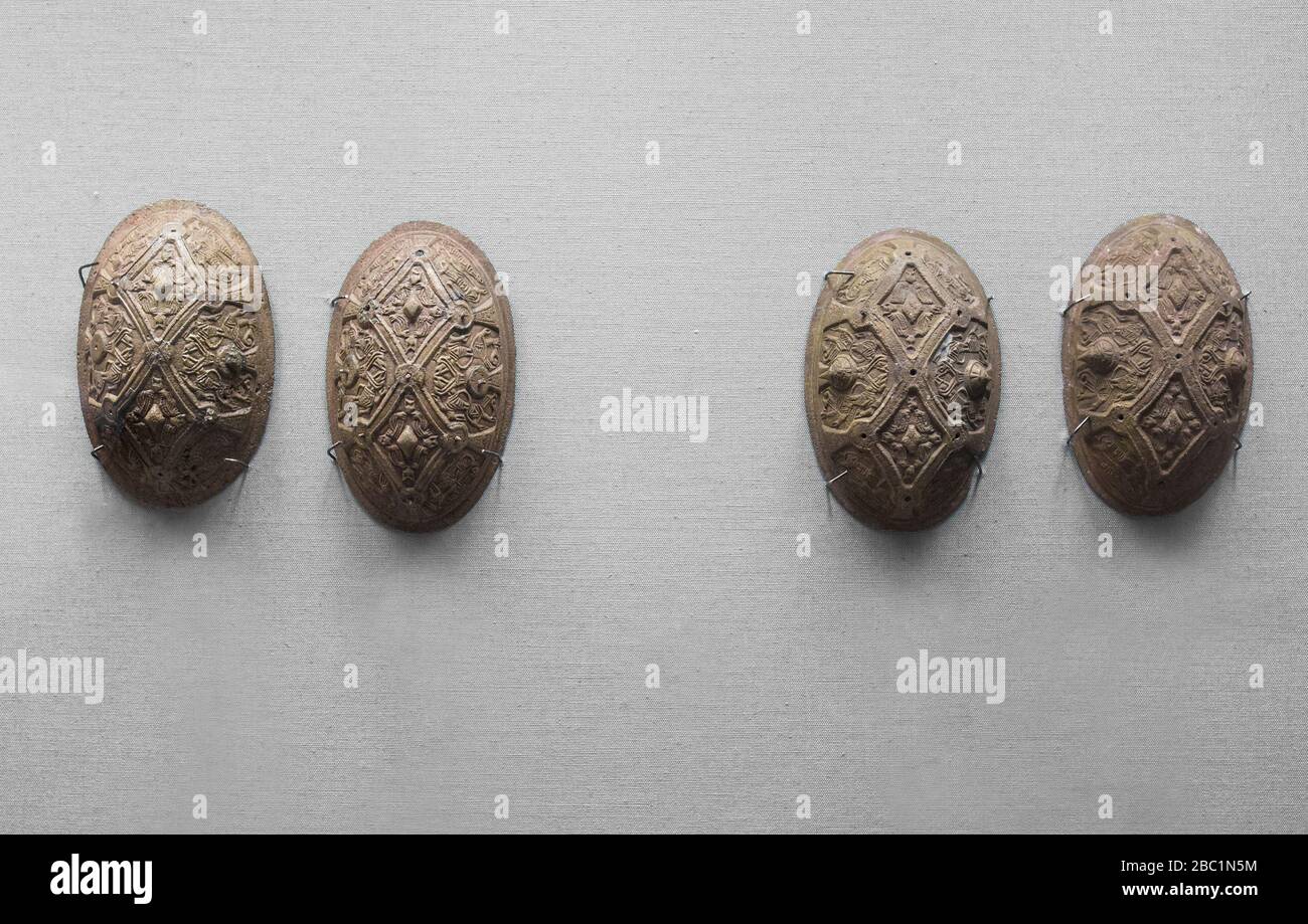Dublín, Irlanda - 20 de febrero de 2020: Vikingo oval broches. Museo Nacional de Arqueología de Irlanda Foto de stock