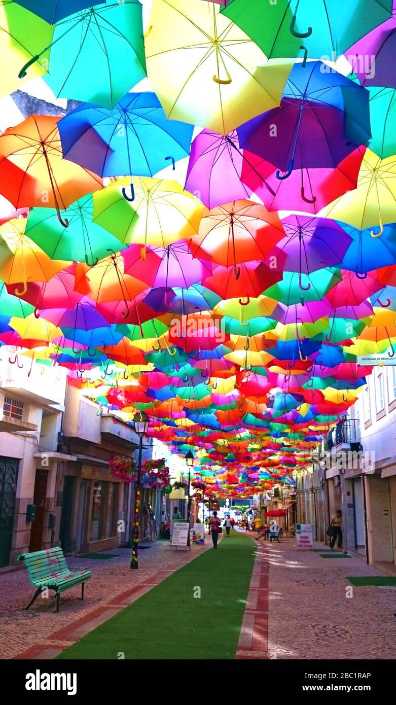 con coloridas sombrillas en Agueda, Aveiro - Fotografía de stock - Alamy