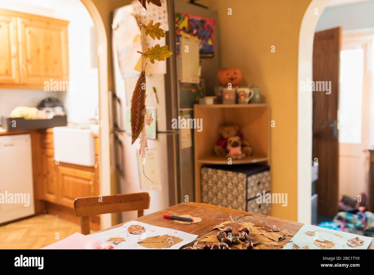 Artesanías de otoño en mesa de comedor Foto de stock