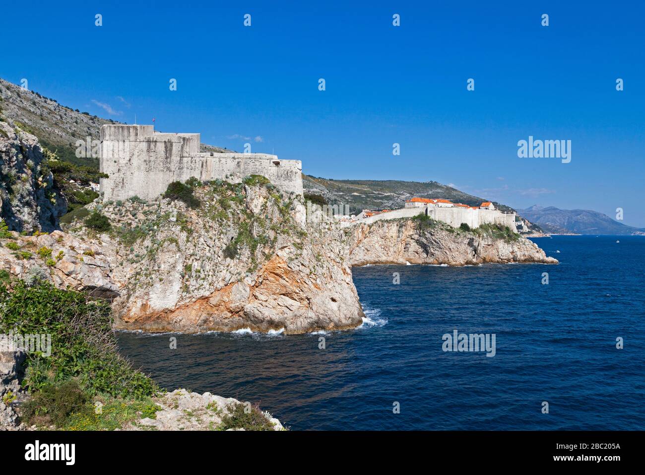El fuerte Lovrijenac y las paredes de Dubrovnik en la cima de un acantilado con vistas al mar Adriático. Foto de stock
