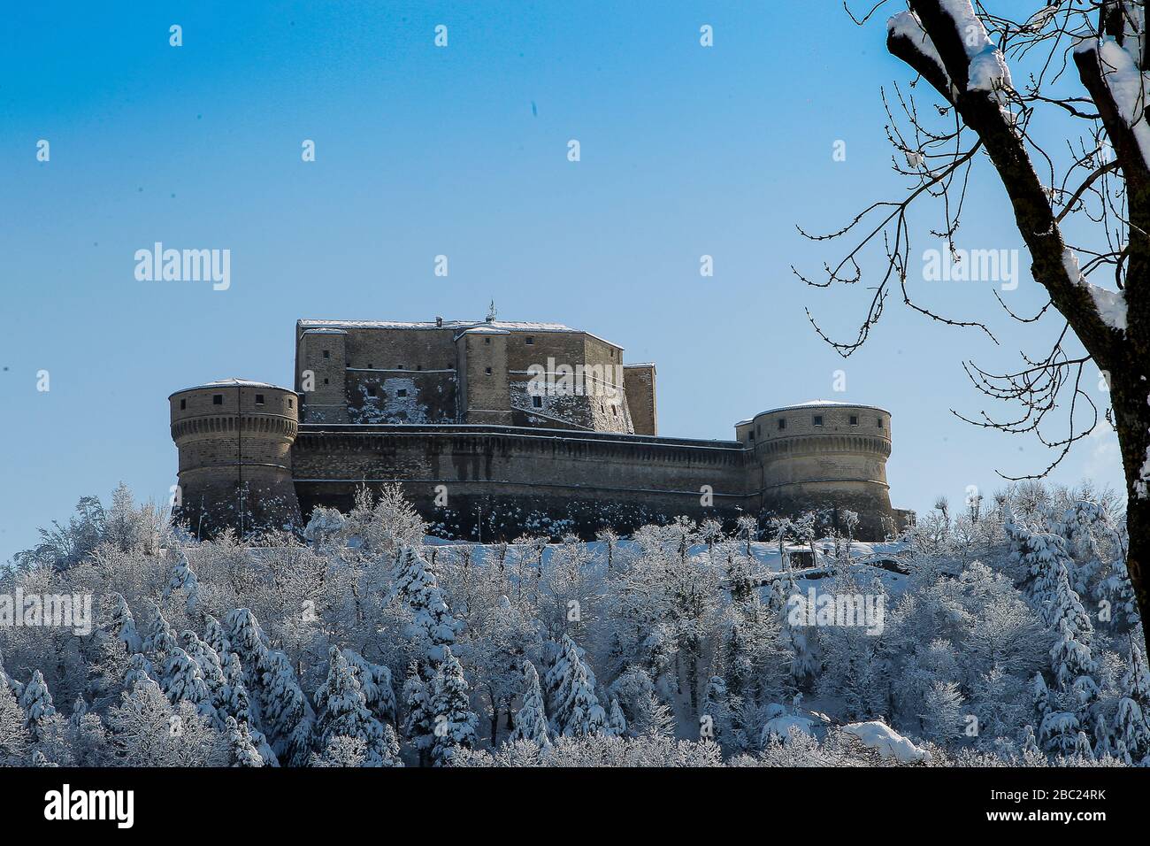 Vista del castillo de San Leo. Romaña Italia Foto de stock