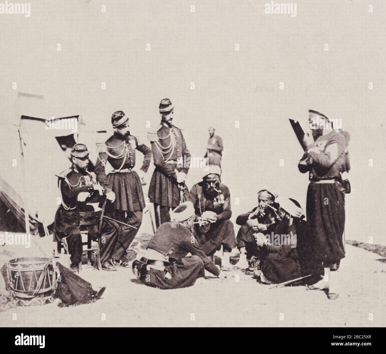 Grey, Gustave le - Das Lager bei Châlons – Offiziere beobachten eine Gruppe von Zouaves beim Kartenspiel Foto de stock