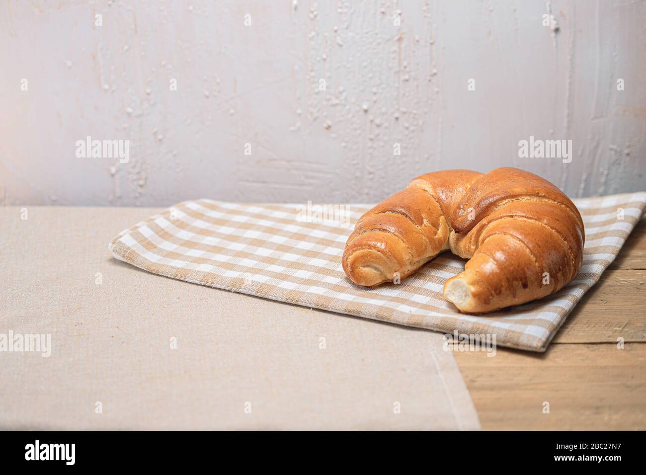 Croissant para el desayuno y fondo brillante. Pasteles polacos. Compras en la panadería. Bollos de la panadería. Foto de stock