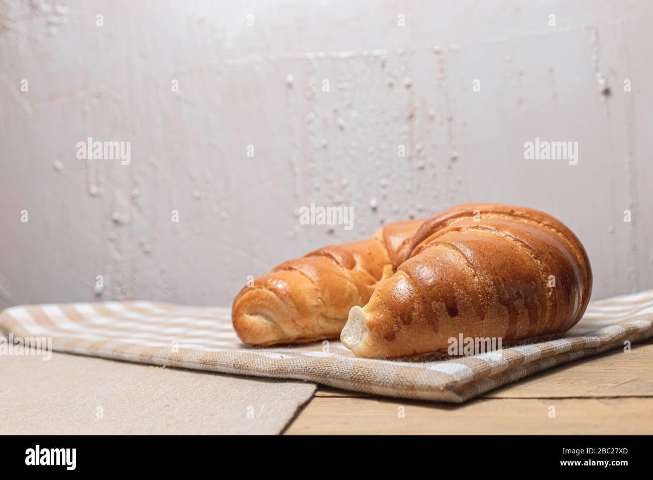 Croissant para el desayuno y fondo brillante. Pasteles polacos. Compras en la panadería. Bollos de la panadería. Foto de stock
