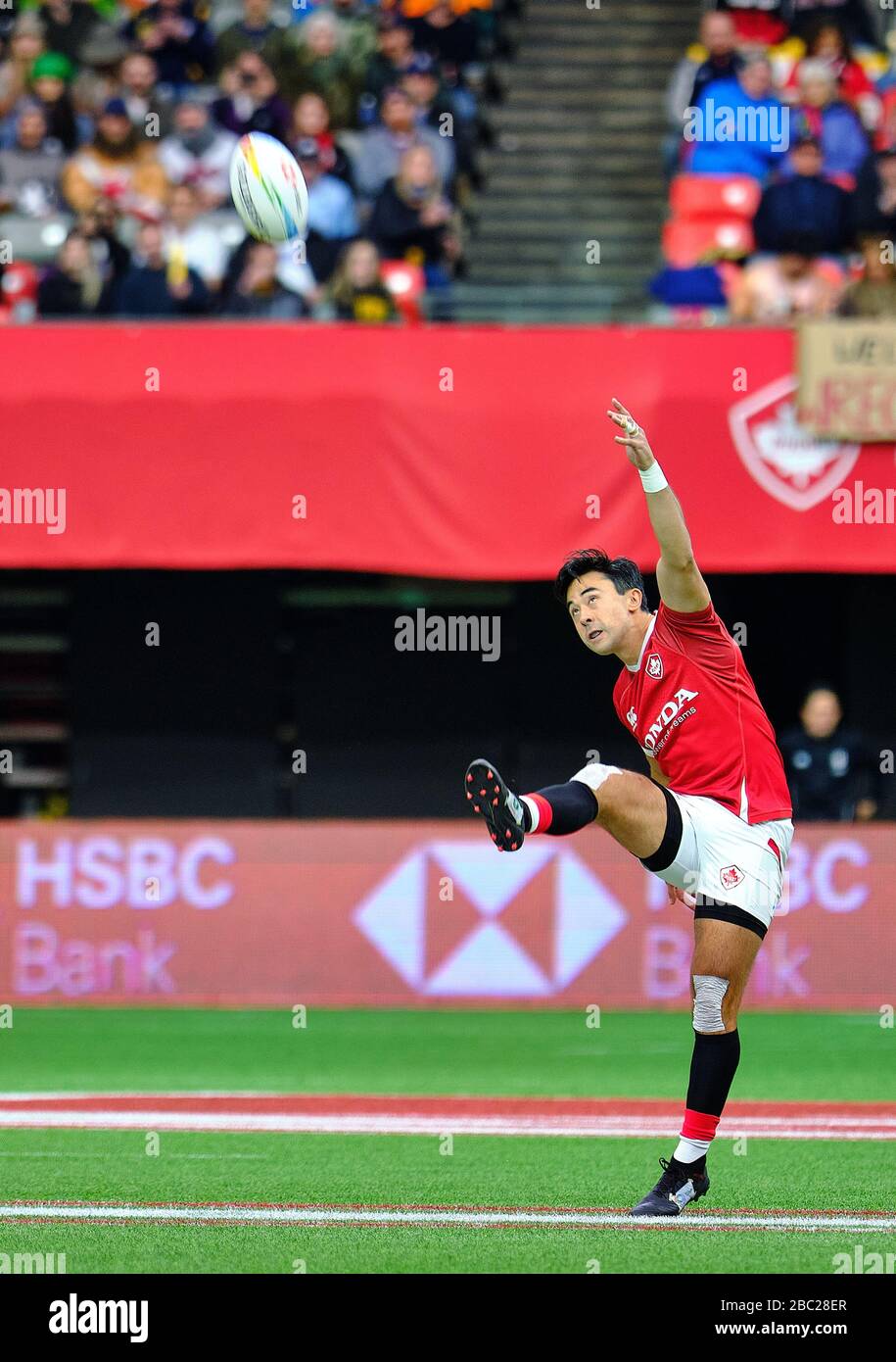 Vancouver, Canadá. 7 de marzo de 2020. Nathan Hirayama (C) #9 de Canadá patea la pelota para una conversión después de un intento contra Francia en el partido #7 durante Foto de stock