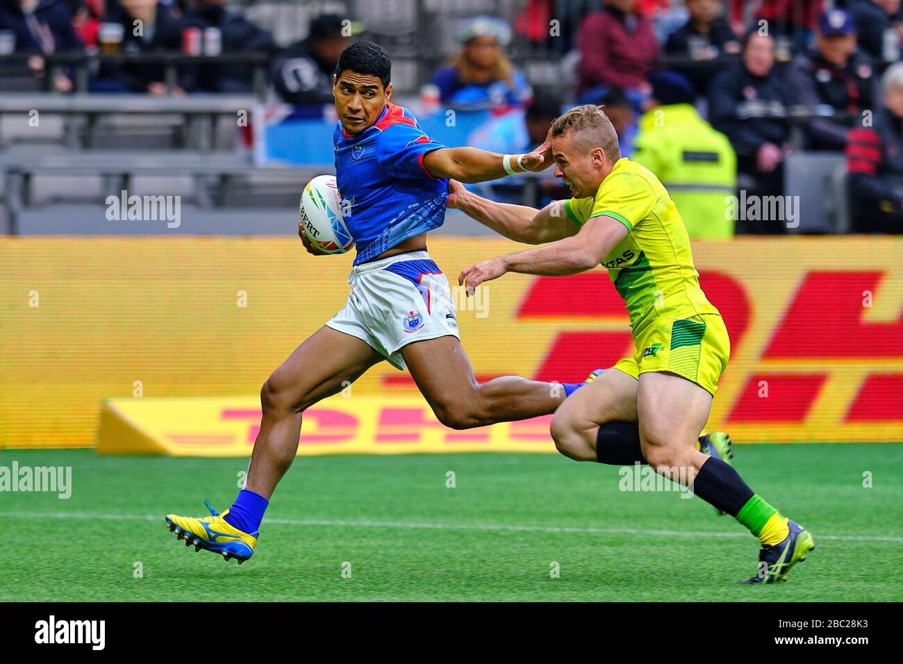 Vancouver, Canadá. 7 de marzo de 2020. Paul Scanlan #5 de Samoa abordado por Tre Williams #9 de Australia en el partido #10 durante el día 1 - 2020 HSBC World Rugb Foto de stock