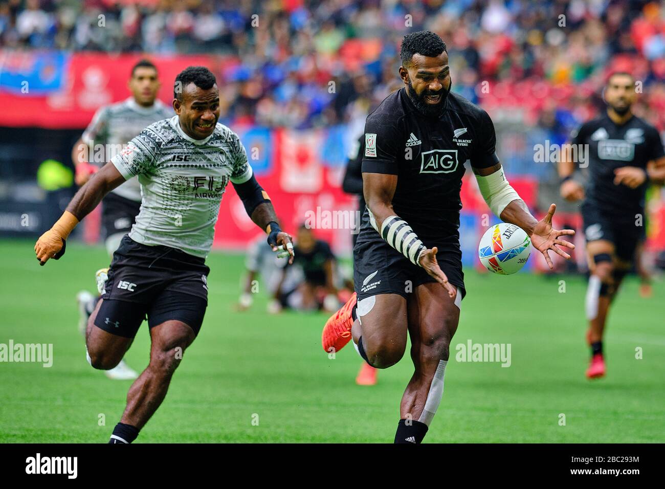 Vancouver, Canadá. 8 de marzo de 2020. Joe Ravouvou #4 de Nueva Zelanda (centro) y Jerry Tuwai #9 de Fiji compiten por la pelota en el partido #30 (Cup Quarter fina Foto de stock