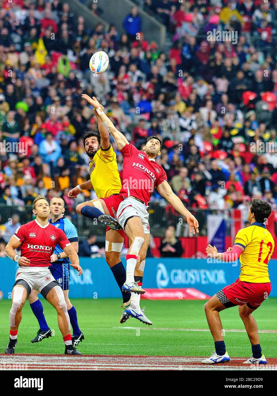 Vancouver, Canadá. 8 de marzo de 2020. Justin Douglas #8 de Canadá y Javier de Juan #3 de España Saltar para el balón en el partido #32 (final del cuarto de la taza) dur Foto de stock