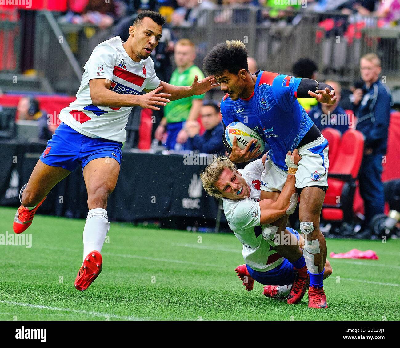 Vancouver, Canadá. 8 de marzo de 2020. Joe Perez #11 de Samoa abordado por Stephen Perez #5 de Francia en el partido #35 (9º lugar semifinal) durante el día 2 - 20 Foto de stock